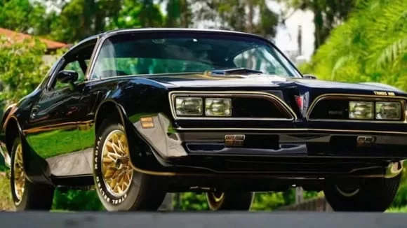 Pontiac Trans Am ve Burt Reynolds Efsanesi: Bir Devrin Sonu