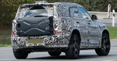 Land Rover'ın yeni baby Defender modeli gizemli bir testle görüntülendi