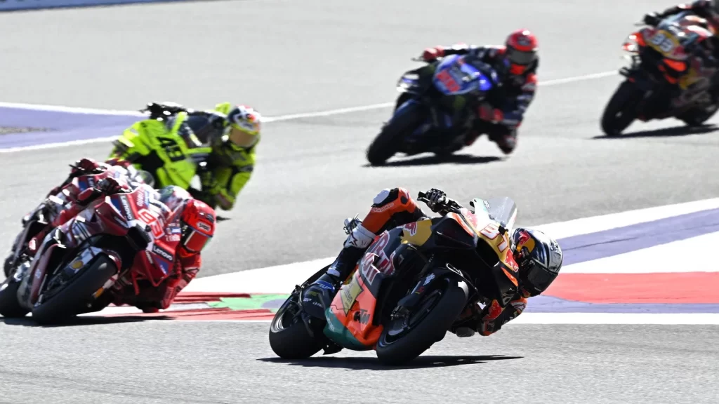 KTM MotoGP maliyet kısıtlama ve tek motosiklet kuralı tartışmalarını değerlendirdi