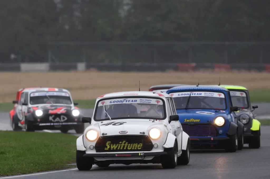Castle Combe Autumn Classic: Efsanevi Otomobiller Pistte Buluştu