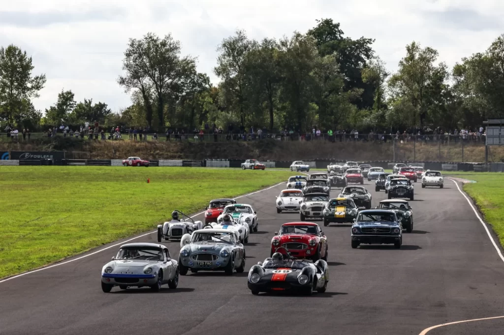 Castle Combe Autumn Classic: Efsanevi Otomobiller Pistte Buluştu