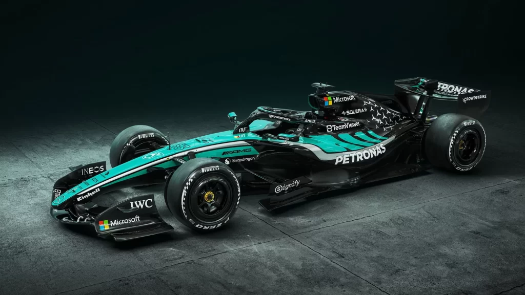 Mercedes Petronas özel tasarım ile Malezya pistlerine dönüyor