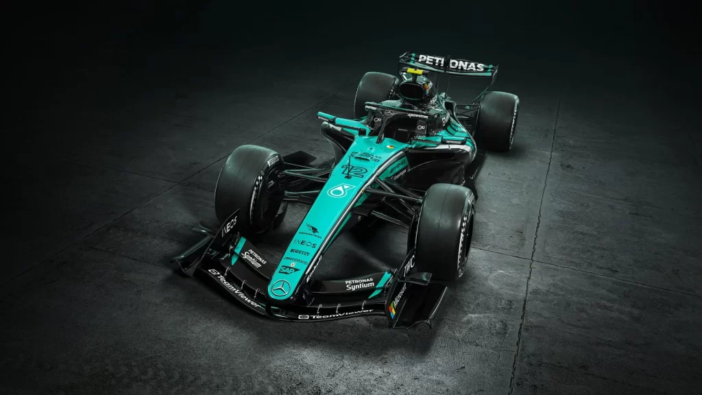 Mercedes Petronas özel tasarım ile Malezya pistlerine dönüyor