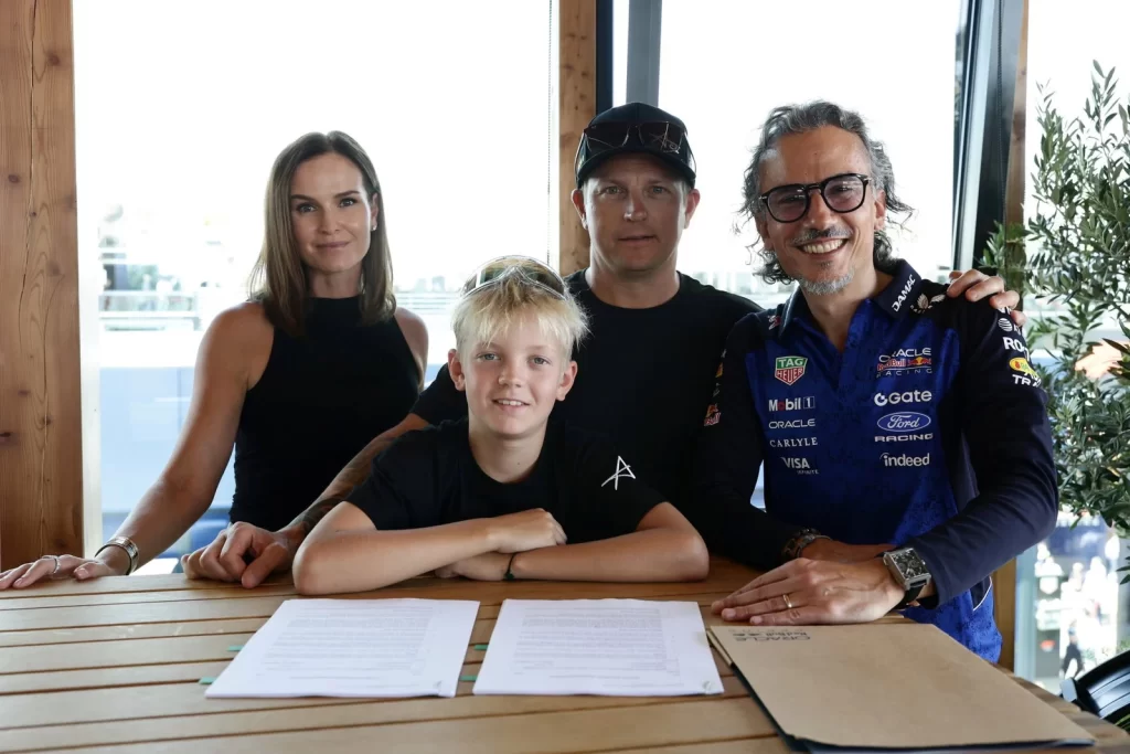 Red Bull Junior Team, efsanevi Kimi Raikkonen'in oğlu Robin'i renklerine bağladı
