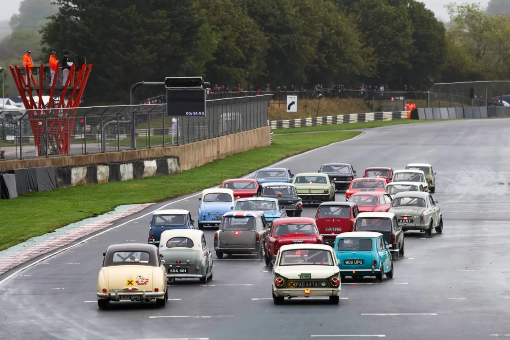 Castle Combe Autumn Classic: Efsanevi Otomobiller Pistte Buluştu