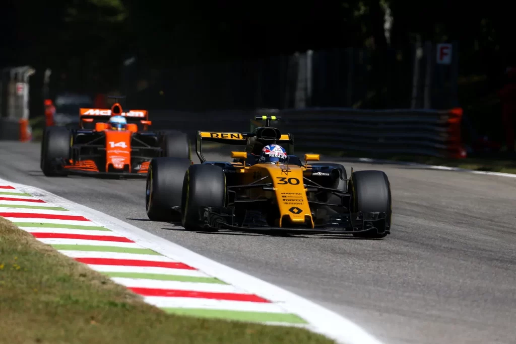 Jolyon Palmer ve Fernando Alonso arasındaki unutulmaz 2017 İtalya GP gerilimi
