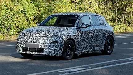 Yeni Peugeot 208: Elektrikli Gelecek ve Köşeli Direksiyon