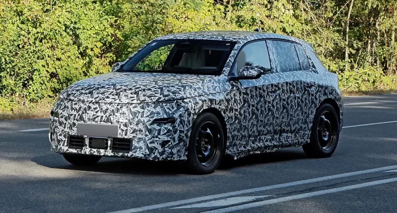 Yeni Peugeot 208: Elektrikli Gelecek ve Köşeli Direksiyon
