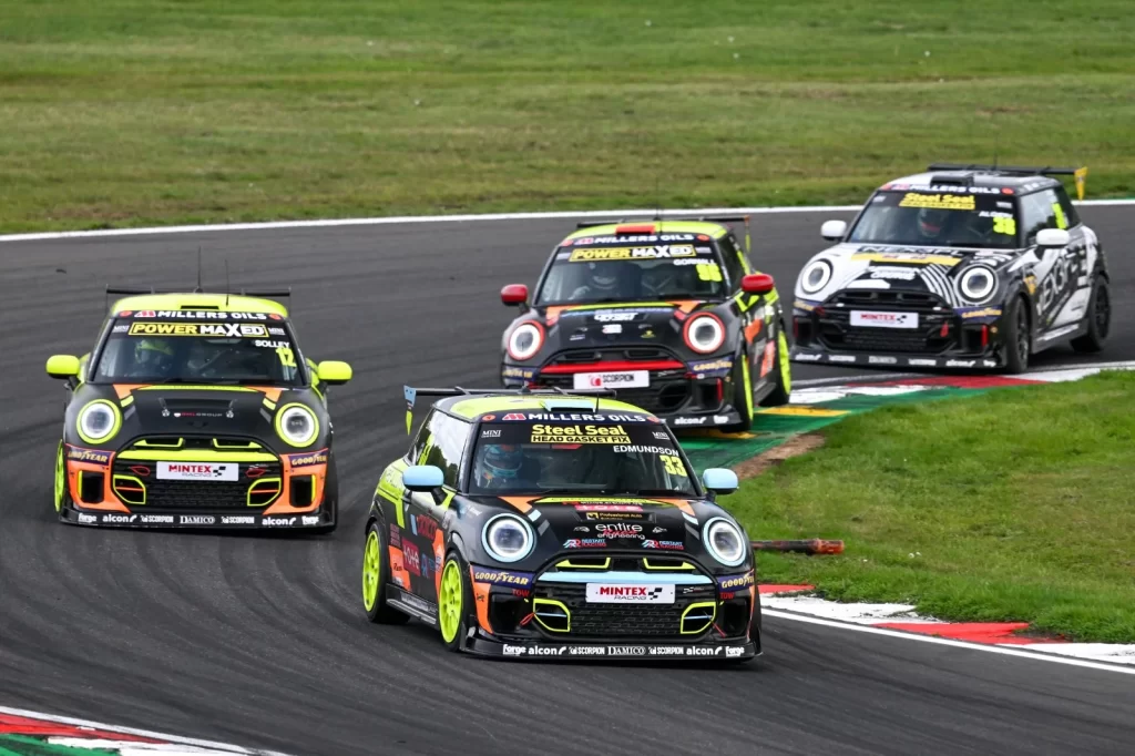 Mini Challenge şampiyonluğu Brands Hatch'te tek puanla belirlendi