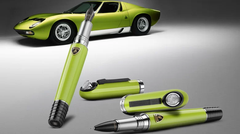 Lamborghini Miura temalı bu özel kalem, gerçek çalışan farlara sahip