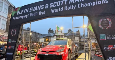 Elfyn Evans ve Toyota GR Yaris ile WRC şampiyonluğu kutlaması