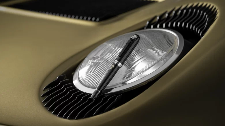 Lamborghini Miura temalı bu özel kalem, gerçek çalışan farlara sahip