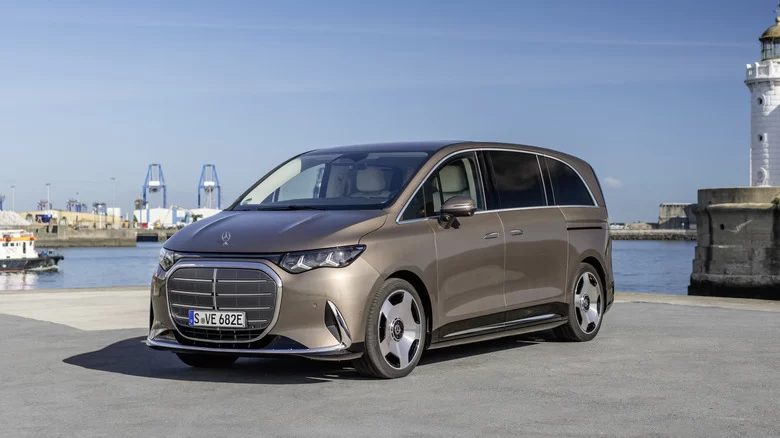 Paris Otomobil Fuarı'nda Mercedes VLE Kazası