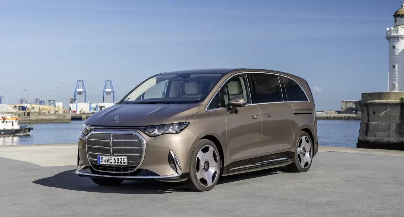 Paris Otomobil Fuarı'nda Mercedes VLE Kazası