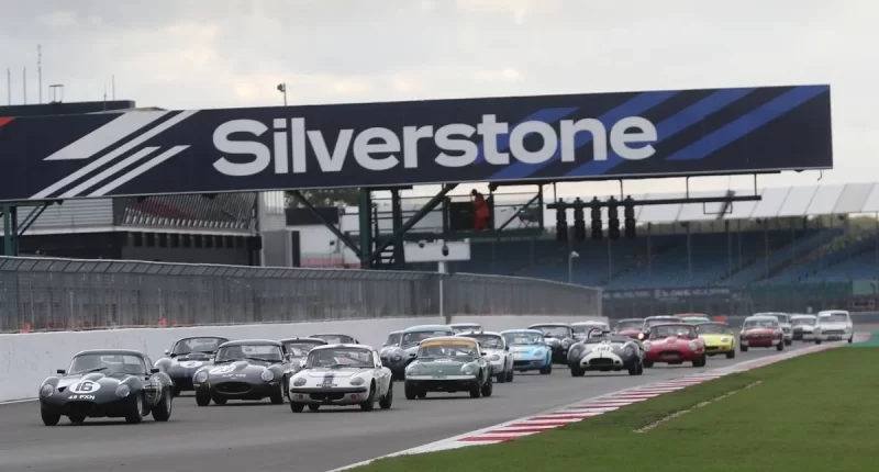 Silverstone'da Pall Mall Cup Heyecanı: Shelby Cobra Zirvede