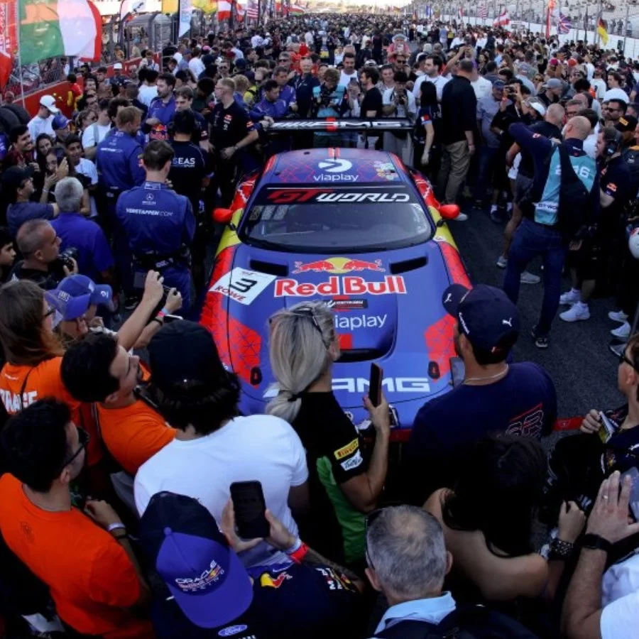 Max Verstappen GT World Challenge serisinde ilk yarışına çıktı