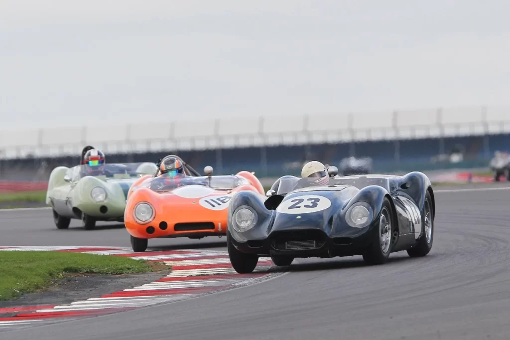 Silverstone'da Pall Mall Cup Heyecanı: Shelby Cobra Zirvede
