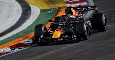 Max Verstappen Singapur GP pole pozisyonu ile zirveyi bırakmıyor