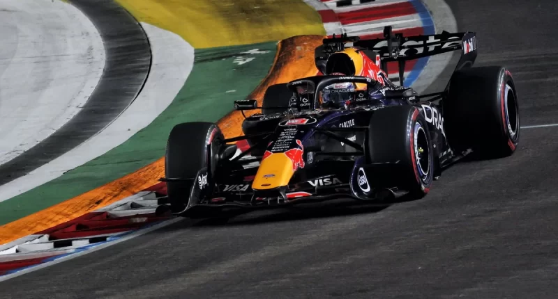 Max Verstappen Singapur GP pole pozisyonu ile zirveyi bırakmıyor